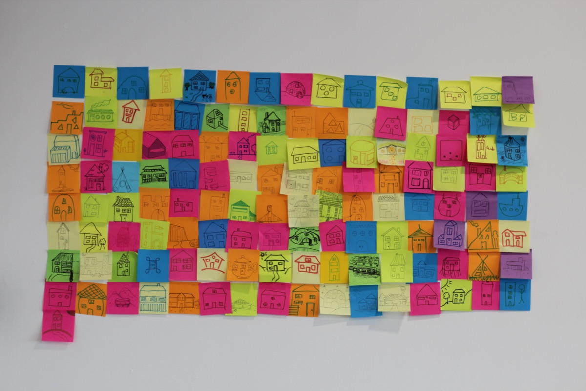 Metaphorical drawing of a house with three windows illustrating the need for clear structures during discovery